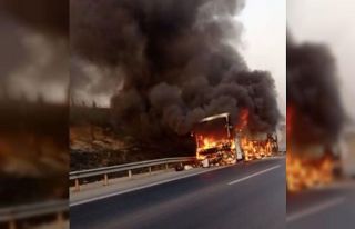 Adana’da otoyol üzerinde otobüs alev alev yandı