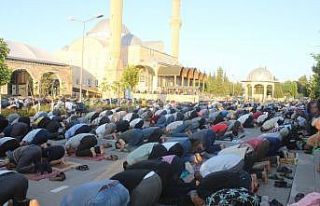 Adıyaman’da binlerce kişi bayram namazı için...