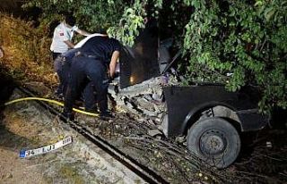 Ağaca çarpan otomobilde sıkışan genç sürücü...