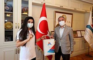 AİÇÜ’lü öğrenci Kick Boks’ta altın madalyanın...