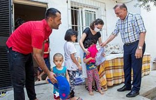 Akay, belediye çalışanları ve çocuklarla bayramlaştı