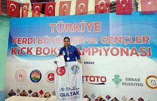 Akdeniz Belediyesporlu milli boksör Gülizar Kara,...