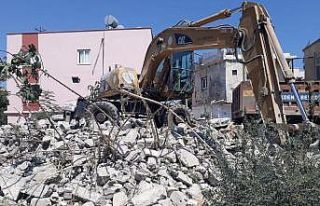 Akdeniz’de metruk binaların yıkımı sürüyor