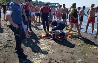 Akıntıya kapılan genç boğulma tehlikesi geçirdi