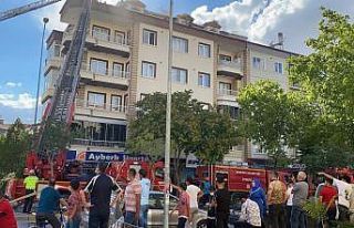Aksaray’da 4 katlı apartmanın terasında yangın...