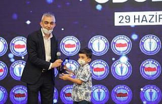 Aldığı plaketi oğluna verdi