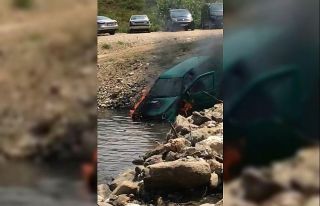 Alev alev yanan araç dere yatağına böyle düştü