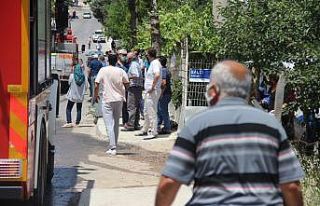 Alev alev yanan çatı mahalleliyi sokağa döktü