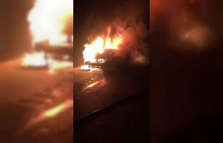 Alev alev yanan otomobil küle döndü