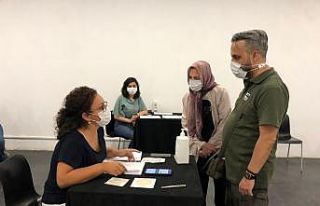 Alışveriş merkezinde gezerken aşı yaptırıyorlar