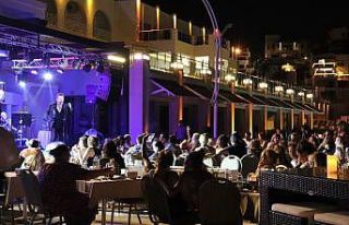 Alkışlar az gelince sahneden inip tekrar geldi