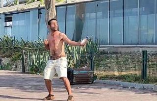 Alkollü vatandaş Türk bayrağıyla birlikte kendini...