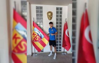 Alperen Elmas profesyonel oldu