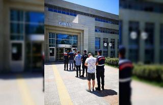 Altı farklı marketten hırsızlık yapan zanlılar...