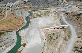 Altından suların aktığı tarihi köprü sular...