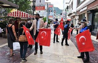 Altınordu Belediyesi vatandaşlara Türk Bayrağı...