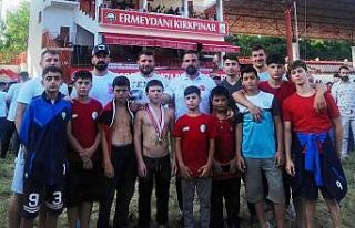 Altınovalı pehlivanlardan örnek mücadele