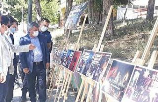 Altıntaş’ta resim sergisi açıldı, şehit aileleri...