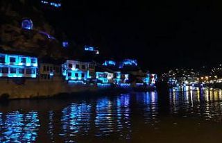 Amasya Kalesi ve Yalıboyu evleri maviye büründü