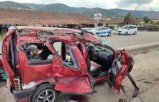 Amasya’da hafif ticari araç tırla çarpıştı:...
