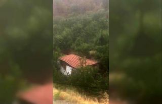 Amasya’da sel bir evi böyle yıktı