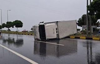 Ambalaj yüklü kamyonet devrildi