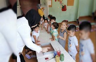 Anaokulu öğrencileri ebru sanatı ile tanıştı