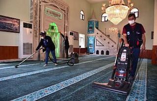 Ankara’da bayram öncesi mezarlık ve camilerde...