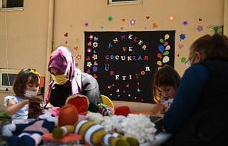 Anneler ve çocukları iş başında