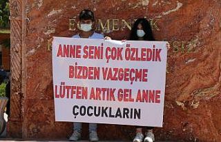 Annelerinin tedavi görmesi için pankart açıp yardım...