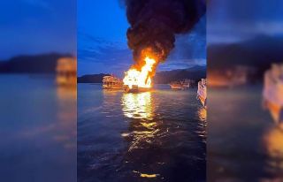 Antalya’da 17 metrelik tur teknesi alev alev yandı