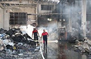 Antalya’da alev alev yanan plastik fabrikasından...