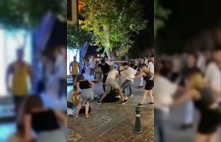 Antalya’da gençlerin tekmeli yumruklu kavgası