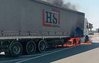 Antalya’da seyir halindeki tırın lastikleri alev...