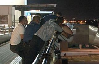 Antalya’da üst geçitteki intihar girişimi polisin...