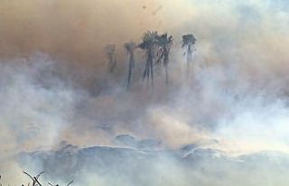 Antalya’daki moloz yangınında gökyüzü bulutla...