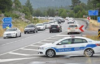 Antalya’dan eve dönen tatilciler yolun tek şeridinde...