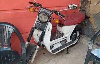 Apartman önünden motosikletin çalınması kamerada