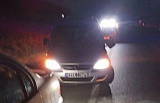 Aracından inen sürücü, otomobilin çarpması sonucu...