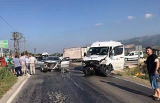 Araçlar hurdaya döndü, anne kız yaralandı