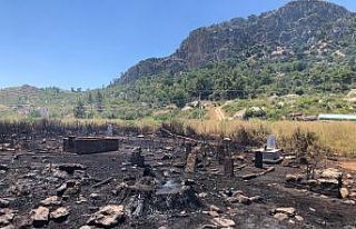 Araçta çıkan yangın makilik alanı ve mezarlıkları...