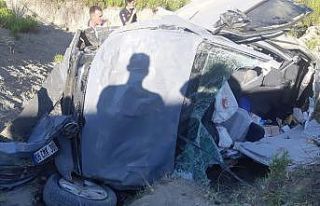 Araçta sıkışan vatandaşı itfaiye kurtardı