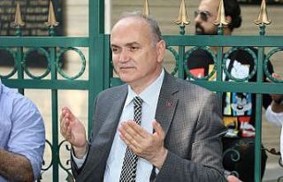 Arefe günü şehir mezarlığında Kur’an-ı kerim...