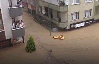 Arhavi’de selin ilk anlarında göle dönmüş caddede...