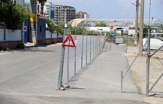 Arsasından geçen yolun bir bölümünü tel örgü...