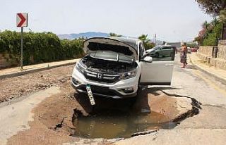 Asfalt yarıldı, lüks cip içine düştü, o anlar...