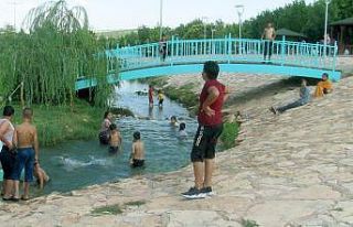 Aşırı sıcaklardan bunalan çocuklar, derelerde...