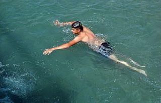 Aşırı sıcaklardan bunalan gençler derede serinliyor