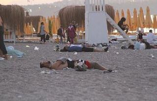 Aşırı sıcakların etkisindeki Antalya’da sahiller...