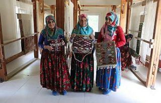 Asırlardır geleneksel giyiniyor, el emeği kilimler...